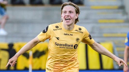 马刺半场4人得分上双，命中11记三分领先鹈鹕20分（马刺半场四人上双，飙进11记三分领先鹈鹕20分）