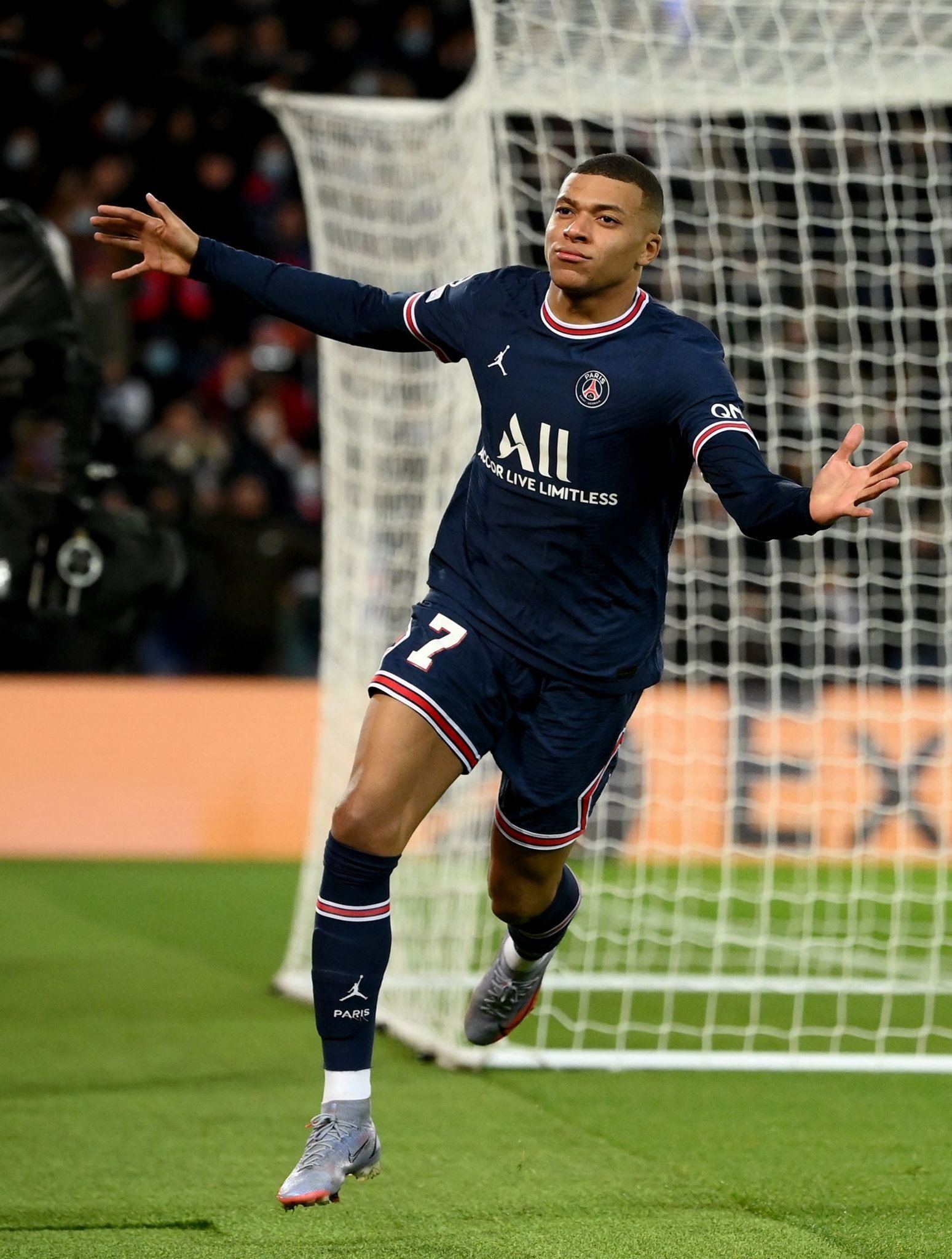 尴尬！夏窗标王伊萨克在英超、欧冠和世欧预皆没打开进球账户（夏窗标王伊萨克陷入进球荒：英超、欧冠、世欧预仍零进球）